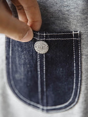 製品画像:
「デニムポケット付き パッチワーク パーカーの全体正面展示図。280g/m²のコットン感ストレッチニット素材を使用し、霜降り模様の生地とヴィンテージ感漂うデニムポケットデザインが特徴。快適さと耐久性を兼ね備えた春秋に最適なアイテム。」
詳細画像:
「霜降り模様のコットン感ストレッチニット生地と、白いステッチと刻印入り銅製ボタンをあしらったデニムポケットのディテールクローズアップ。パッチワークデザインがヴィンテージ感と立体感を強調。」