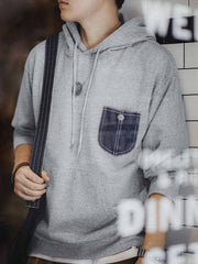 詳細画像:
「霜降り模様のコットン感ストレッチニット生地と、白いステッチと刻印入り銅製ボタンをあしらったデニムポケットのディテールクローズアップ。パッチワークデザインがヴィンテージ感と立体感を強調。」
モデル画像:
「モデルがデニムポケット付き パッチワーク パーカーを着用し、スポーティーなヴィンテージスタイルを披露。ゆったりとしたルーズフィットのシルエットが、カジュアルシーンからスポーツスタイルまで幅広く対応。」