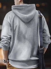 詳細画像:
「霜降り模様のコットン感ストレッチニット生地と、白いステッチと刻印入り銅製ボタンをあしらったデニムポケットのディテールクローズアップ。パッチワークデザインがヴィンテージ感と立体感を強調。」
モデル画像:
「モデルがデニムポケット付き パッチワーク パーカーを着用し、スポーティーなヴィンテージスタイルを披露。ゆったりとしたルーズフィットのシルエットが、カジュアルシーンからスポーツスタイルまで幅広く対応。」