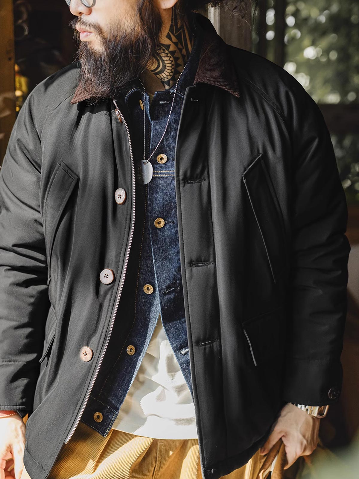 詳細画像: コーデュロイラペルカラーとココナッツボタンの細部展示。ヴィンテージ感が引き立つディテール。
モデル画像: 男性モデルが着用するアメリカンレトロハンティングジャケットの硬派なスタイル。秋冬にぴったりのワークウェアコーディネート。