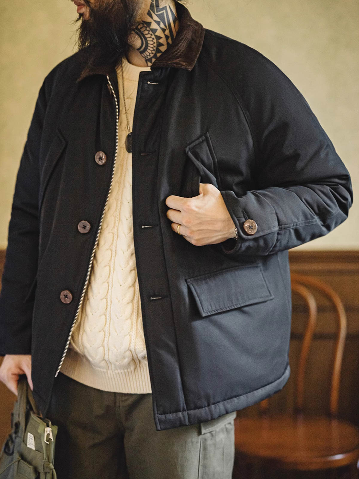 詳細画像: コーデュロイラペルカラーとココナッツボタンの細部展示。ヴィンテージ感が引き立つディテール。
モデル画像: 男性モデルが着用するアメリカンレトロハンティングジャケットの硬派なスタイル。秋冬にぴったりのワークウェアコーディネート。