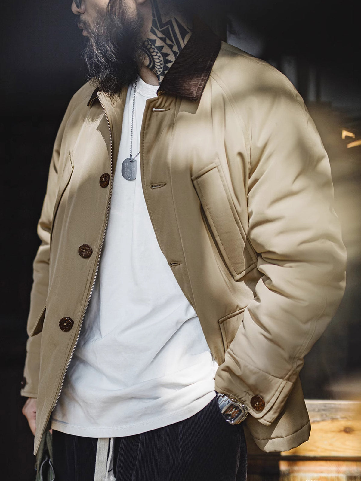 詳細画像: コーデュロイラペルカラーとココナッツボタンの細部展示。ヴィンテージ感が引き立つディテール。
モデル画像: 男性モデルが着用するアメリカンレトロハンティングジャケットの硬派なスタイル。秋冬にぴったりのワークウェアコーディネート。