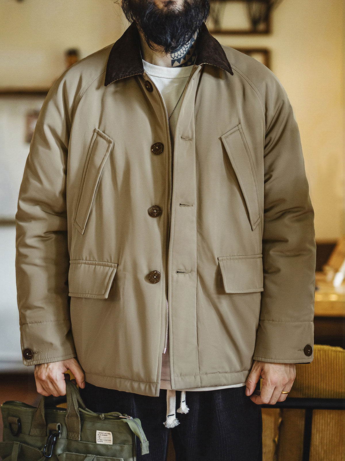 詳細画像: コーデュロイラペルカラーとココナッツボタンの細部展示。ヴィンテージ感が引き立つディテール。
モデル画像: 男性モデルが着用するアメリカンレトロハンティングジャケットの硬派なスタイル。秋冬にぴったりのワークウェアコーディネート。