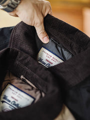 製品画像: アメリカンレトロラペルカラー厚手ハンティングジャケット全景展示。クラシックなデザインと無骨なスタイルが際立つアイテム。
詳細画像: コーデュロイラペルカラーとココナッツボタンの細部展示。ヴィンテージ感が引き立つディテール。