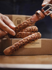 アンティーク風シルバーピンバックルと編み込み工芸のディテール展示