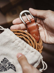 アンティーク風シルバーピンバックルと編み込み工芸のディテール展示