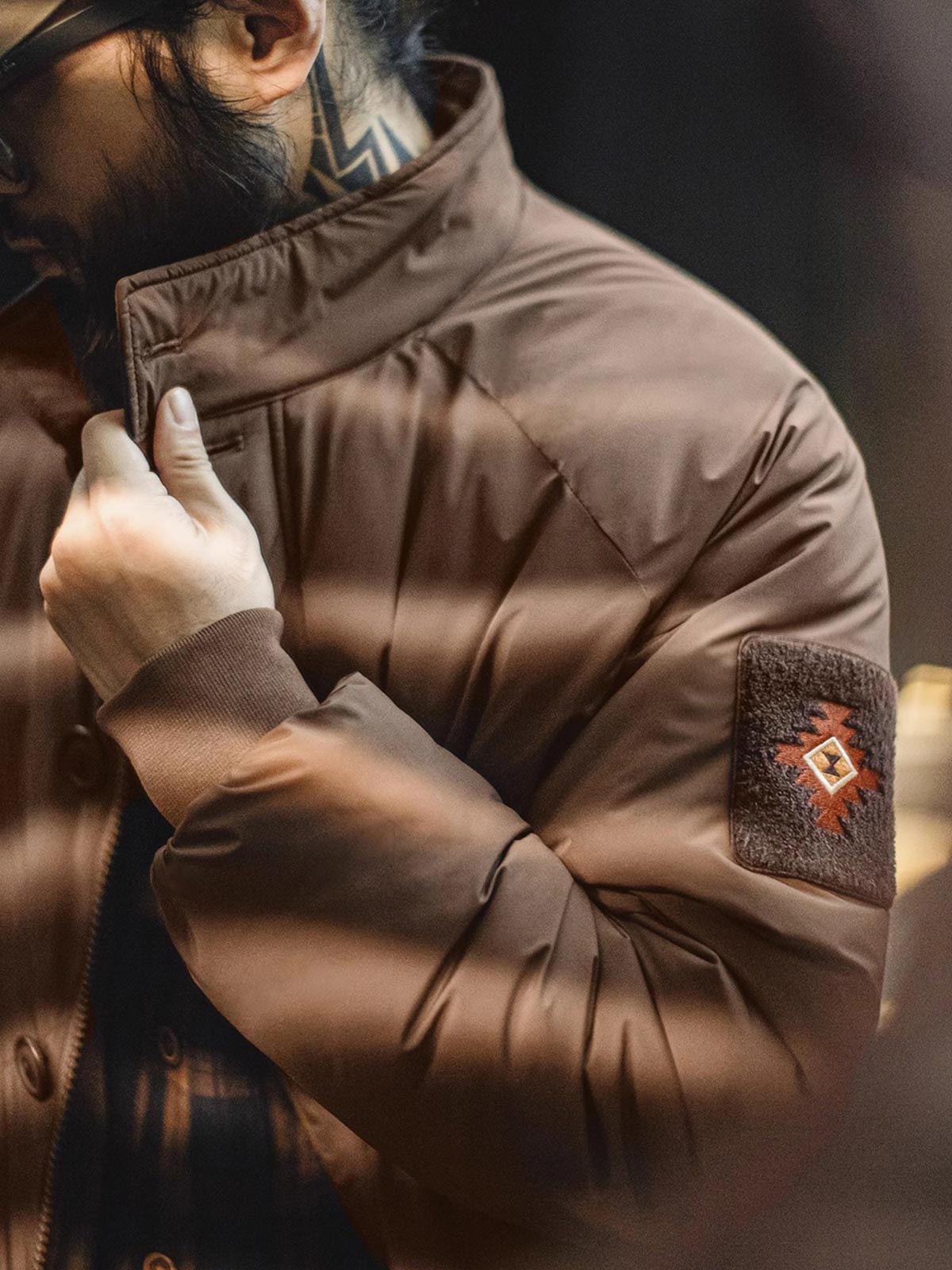 秋冬スタイルのコーディネートを着用したミディアム丈中綿コート