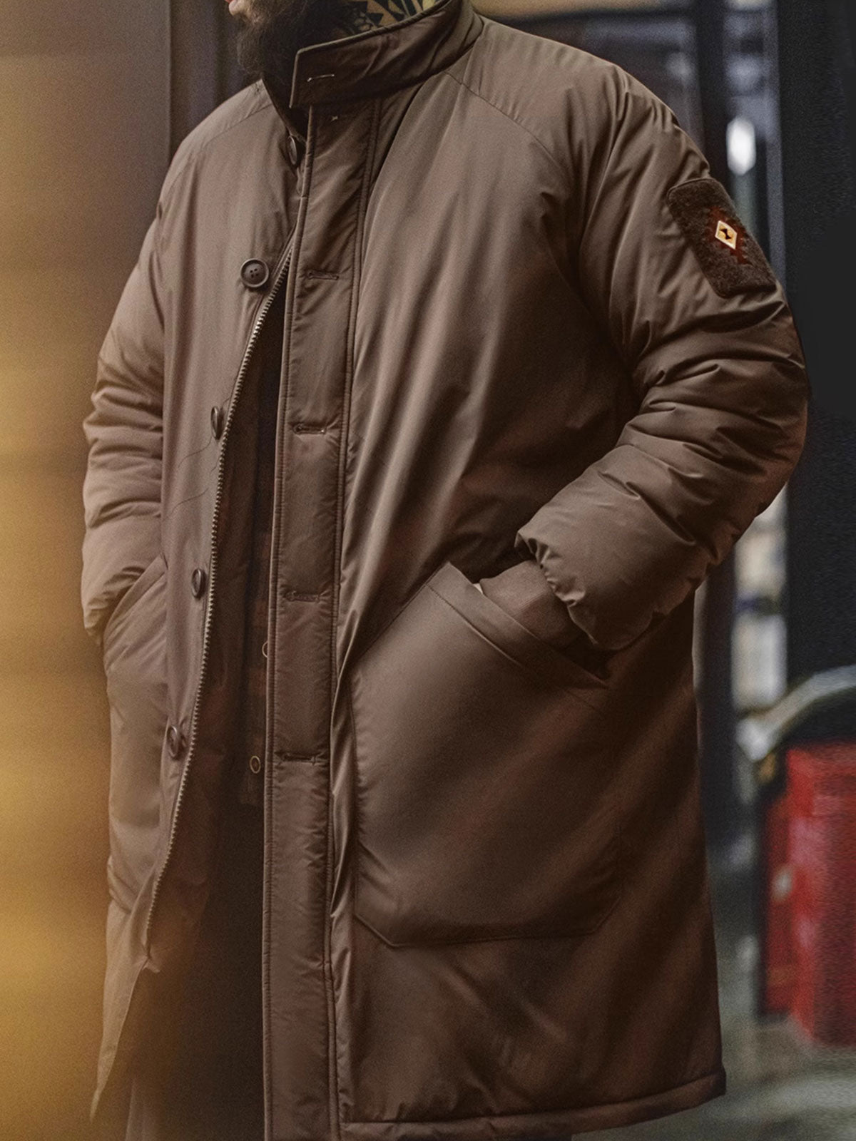 秋冬スタイルのコーディネートを着用したミディアム丈中綿コート