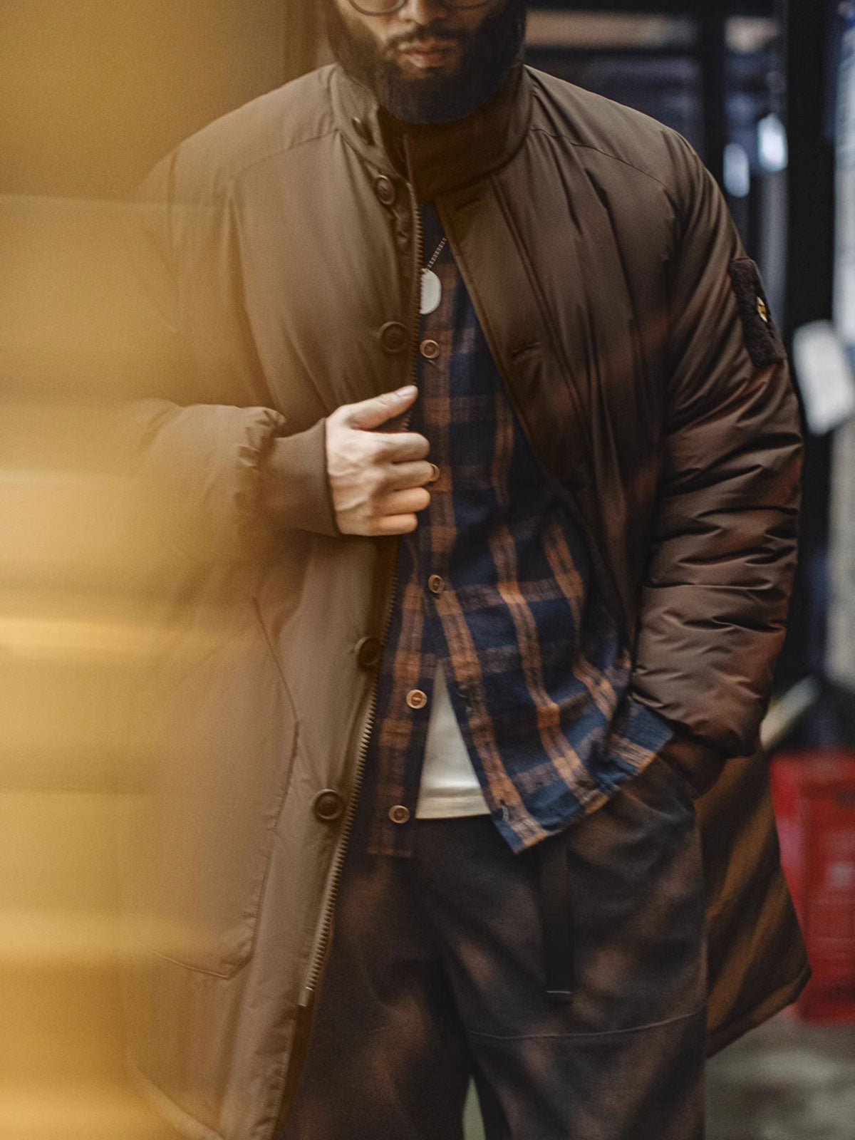 秋冬スタイルのコーディネートを着用したミディアム丈中綿コート