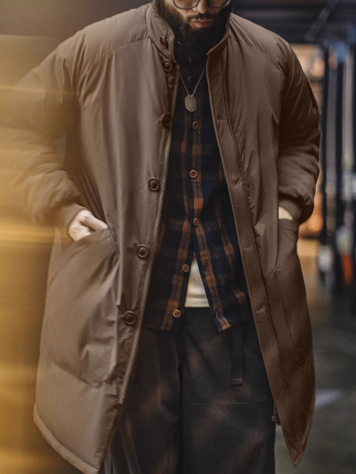 秋冬スタイルのコーディネートを着用したミディアム丈中綿コート