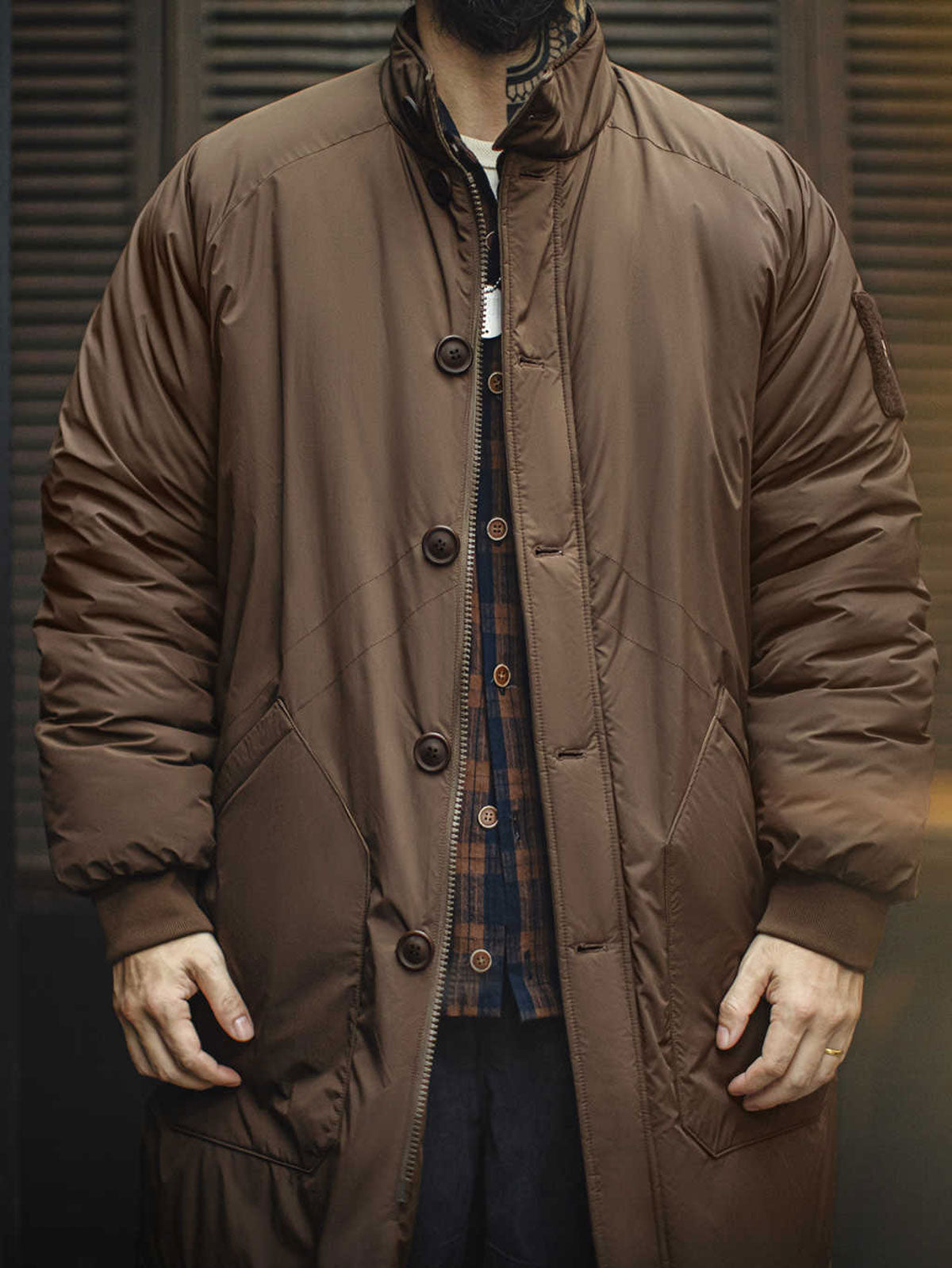 秋冬スタイルのコーディネートを着用したミディアム丈中綿コート