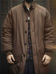 秋冬スタイルのコーディネートを着用したミディアム丈中綿コート