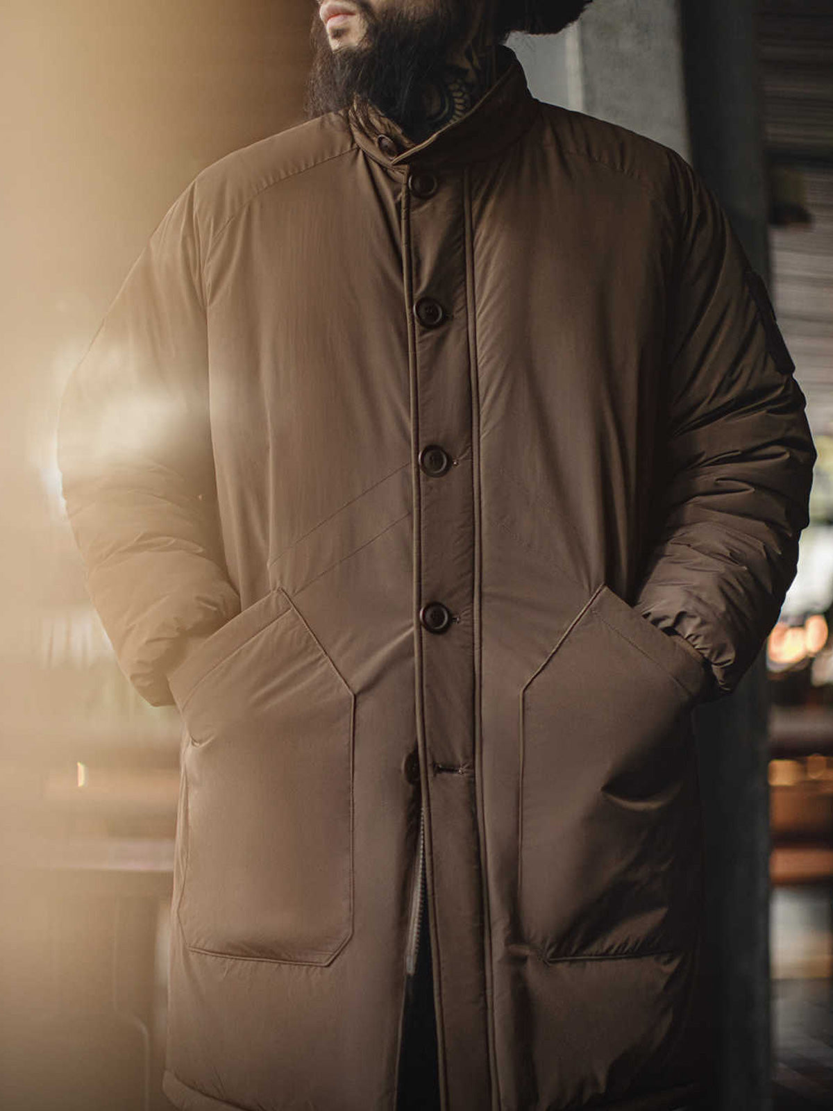 秋冬スタイルのコーディネートを着用したミディアム丈中綿コート