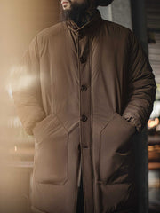 秋冬スタイルのコーディネートを着用したミディアム丈中綿コート