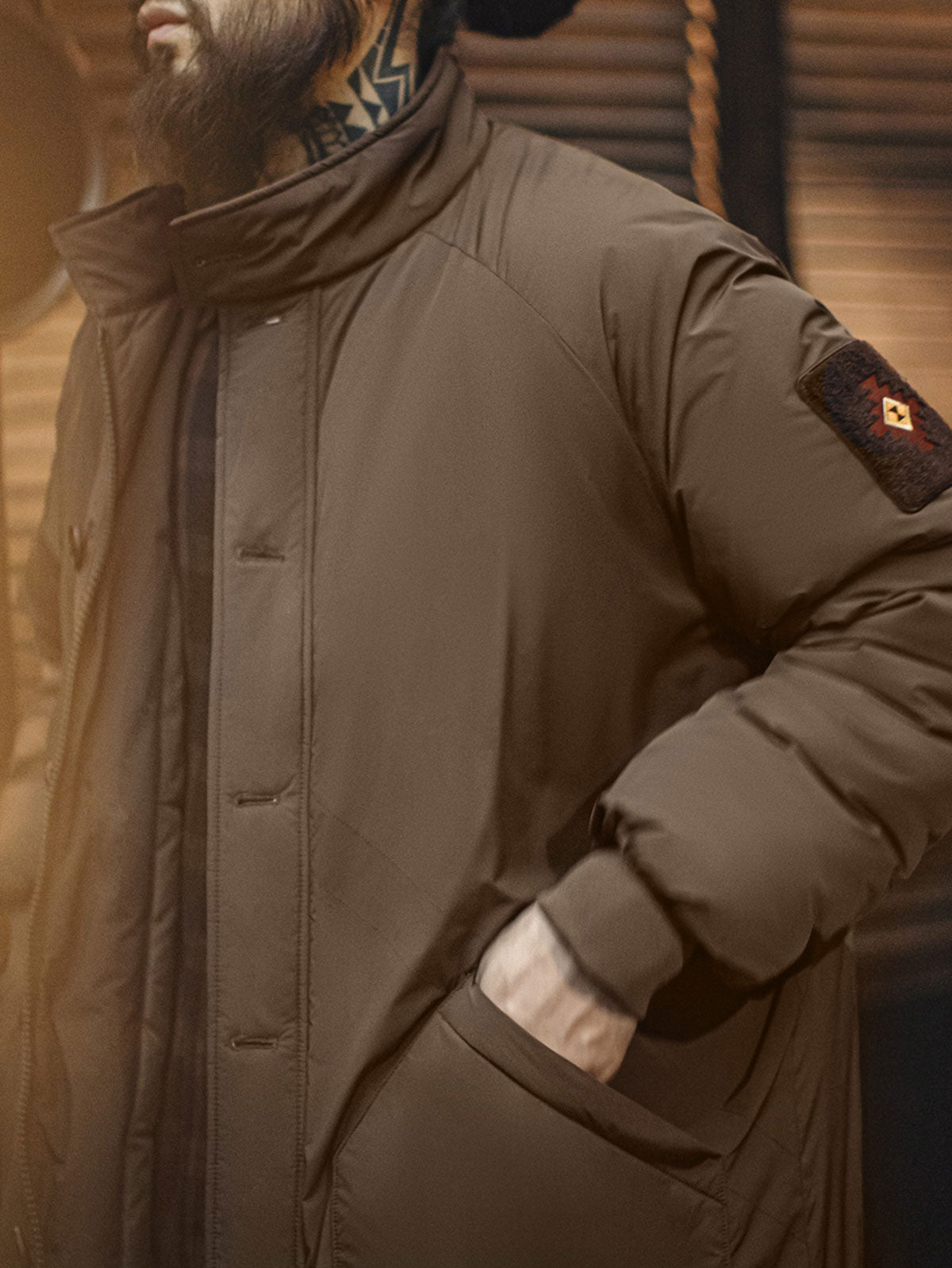 秋冬スタイルのコーディネートを着用したミディアム丈中綿コート