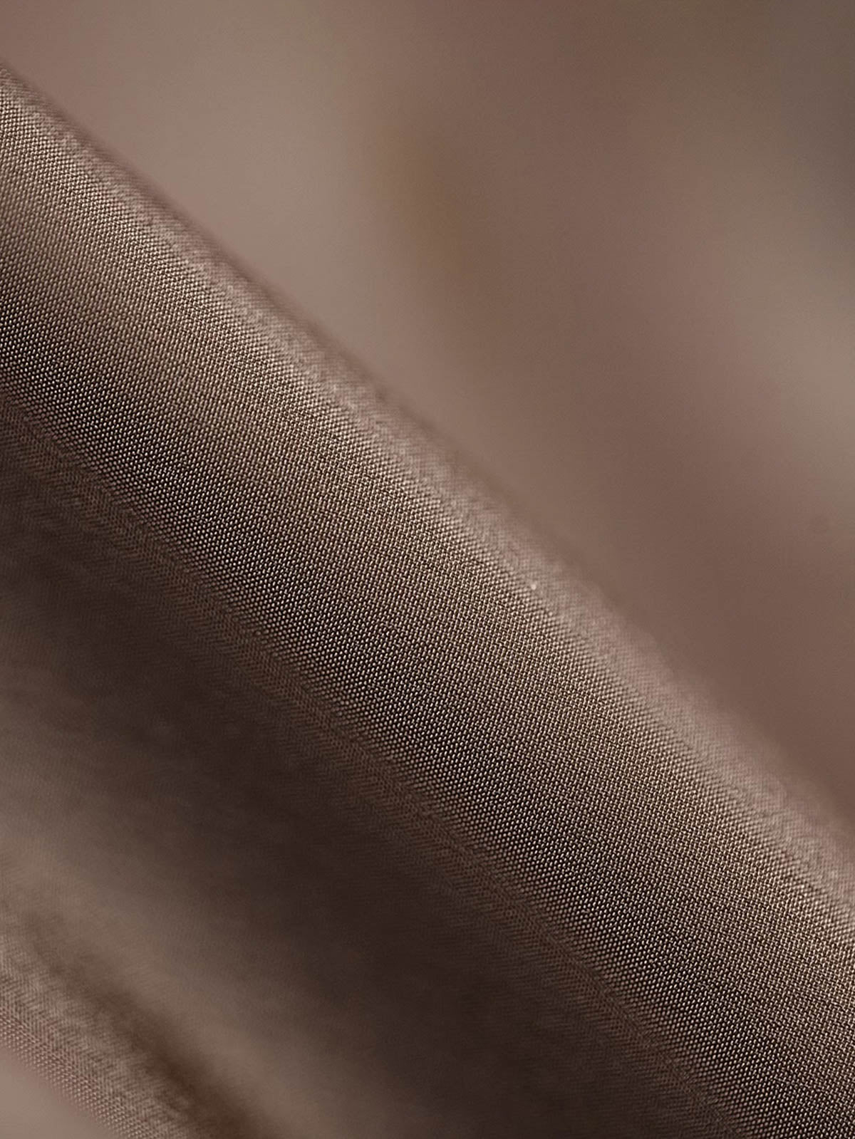 アームパッチとリブ袖の防風ディテールのクローズアップ