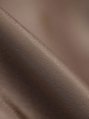 アームパッチとリブ袖の防風ディテールのクローズアップ