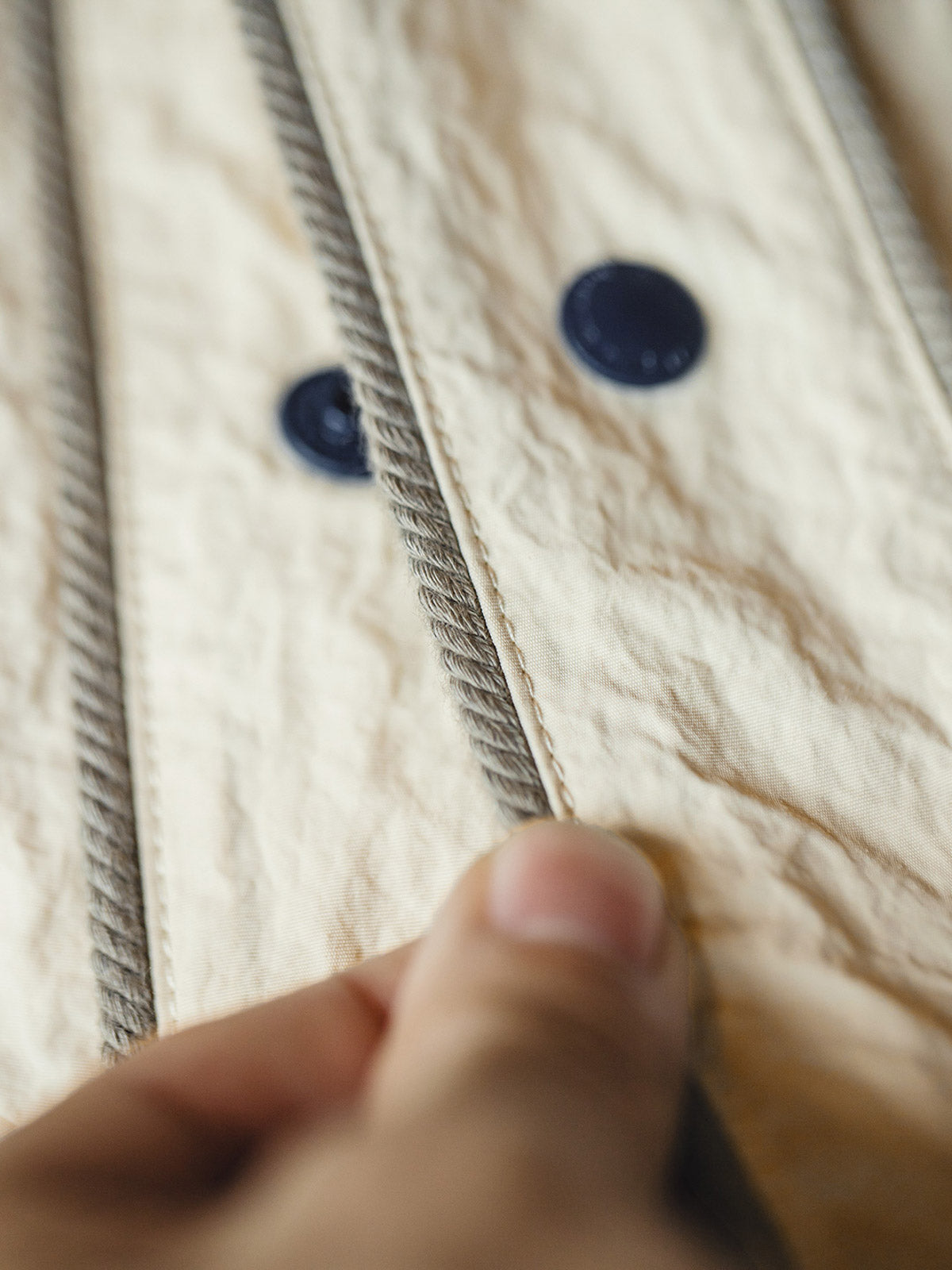 カーディガンのクラインブルーのフェルトアルファベットと大きな対称ポケットの詳細画像