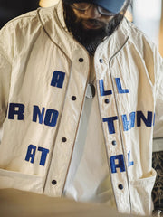 カーディガンのクラインブルーのフェルトアルファベットと大きな対称ポケットの詳細画像