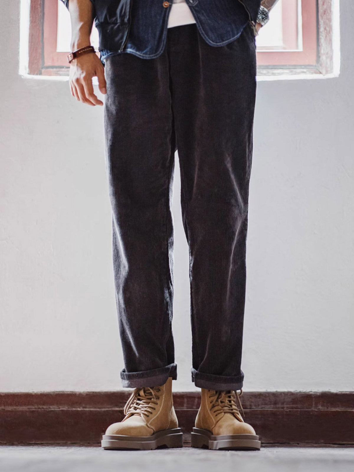 モデルが着用するソフトレザーバイカーワークブーツ - バイカースタイルを強調