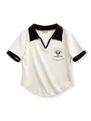 レトロスタイルのブラック&ホワイトVネックポロシャツの正面ビュー。