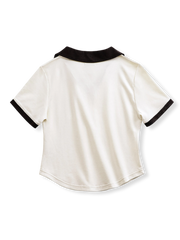 レトロスタイルのブラック&ホワイトVネックポロシャツの正面ビュー。