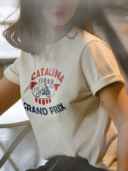 モデルがカタリナ・グランプリ モーターサイクルレースプリントTシャツを着用し、カジュアルスタイルを披露。