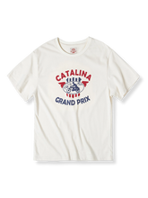 カタリナ・グランプリ モーターサイクルレースのレトロプリントが施された白色Tシャツ正面展示。