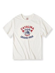 カタリナ・グランプリ モーターサイクルレースのレトロプリントが施された白色Tシャツ正面展示。