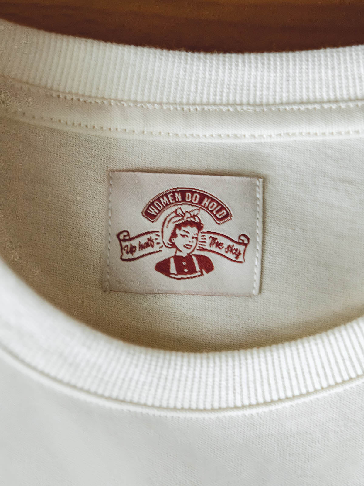 Tシャツ胸元の「Catalina Grand Prix」モーターサイクルレースのレトロプリントクローズアップ。