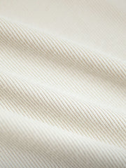 タンクトップのリブテクスチャーと混紡ファブリックの詳細特写。