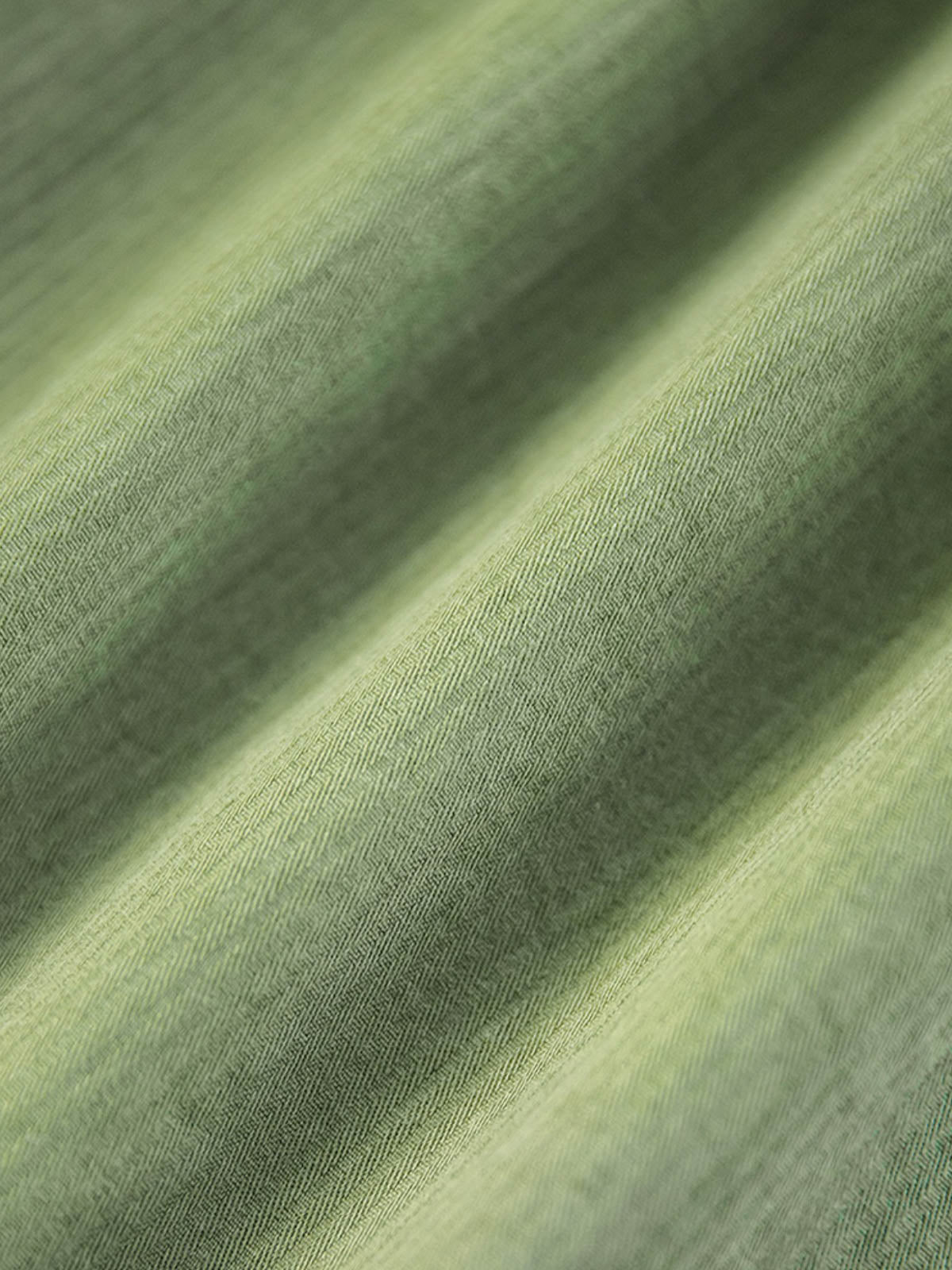 オーバーオールスカートのドローストリングとストラップディテール