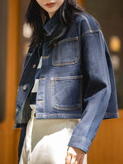 モデルがディープブルー竹節デニムワークジャケットを着用し、ファッショナブルなシルエットを披露している全身写真。