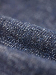 ディープブルー竹節デニムワークジャケットの細部のクローズアップ。140Zの高品質竹節デニムと粒状の質感が見える画像。
