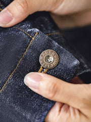 ディープブルー竹節デニムワークジャケットの細部のクローズアップ。140Zの高品質竹節デニムと粒状の質感が見える画像。