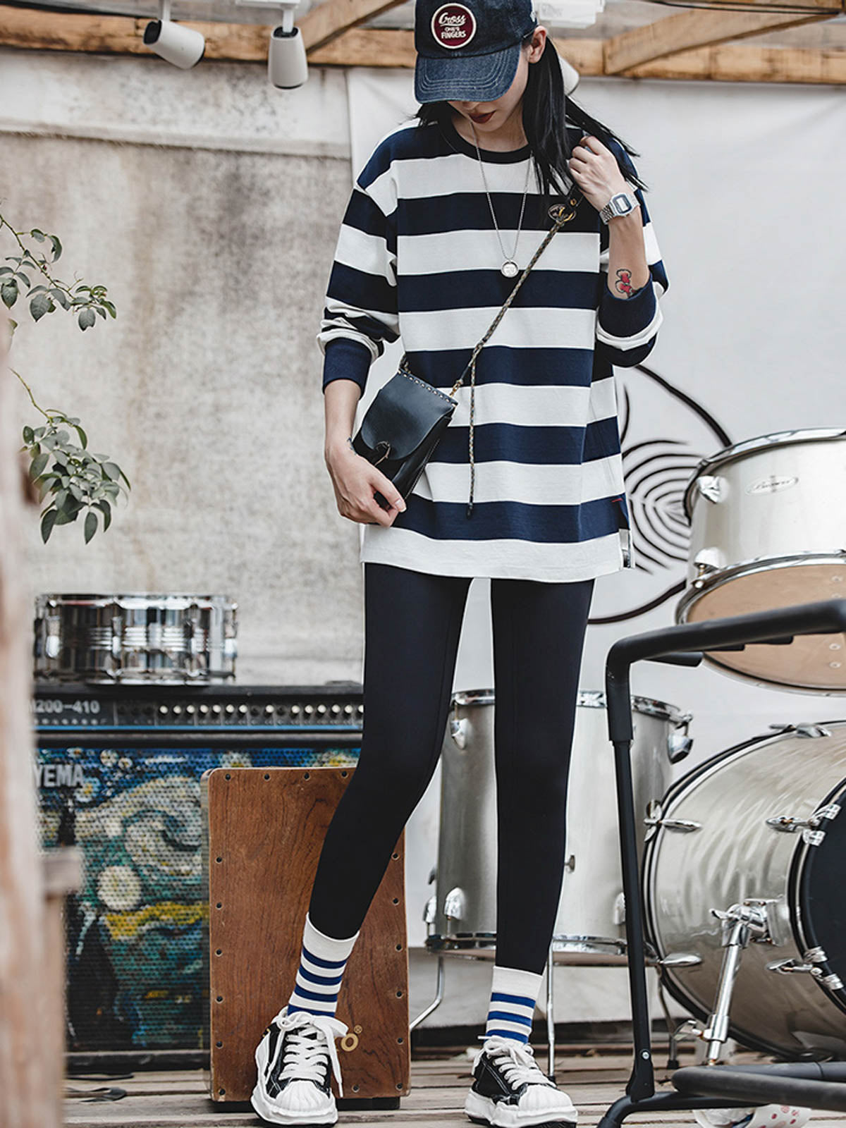 モデル画像:モデルが着用するアメリカン幅広ストライプ長袖Tシャツのコーディネート例