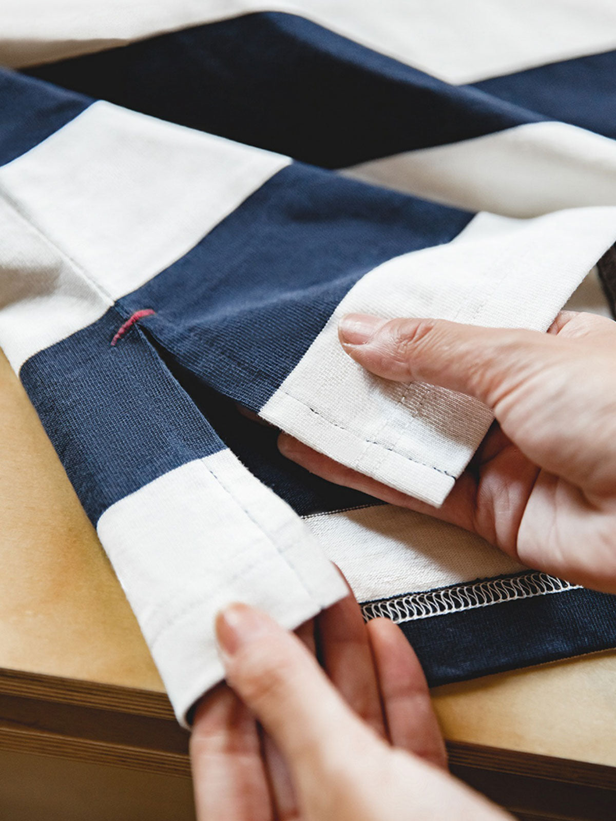 詳細画像:長袖Tシャツの裾スリット詳細図