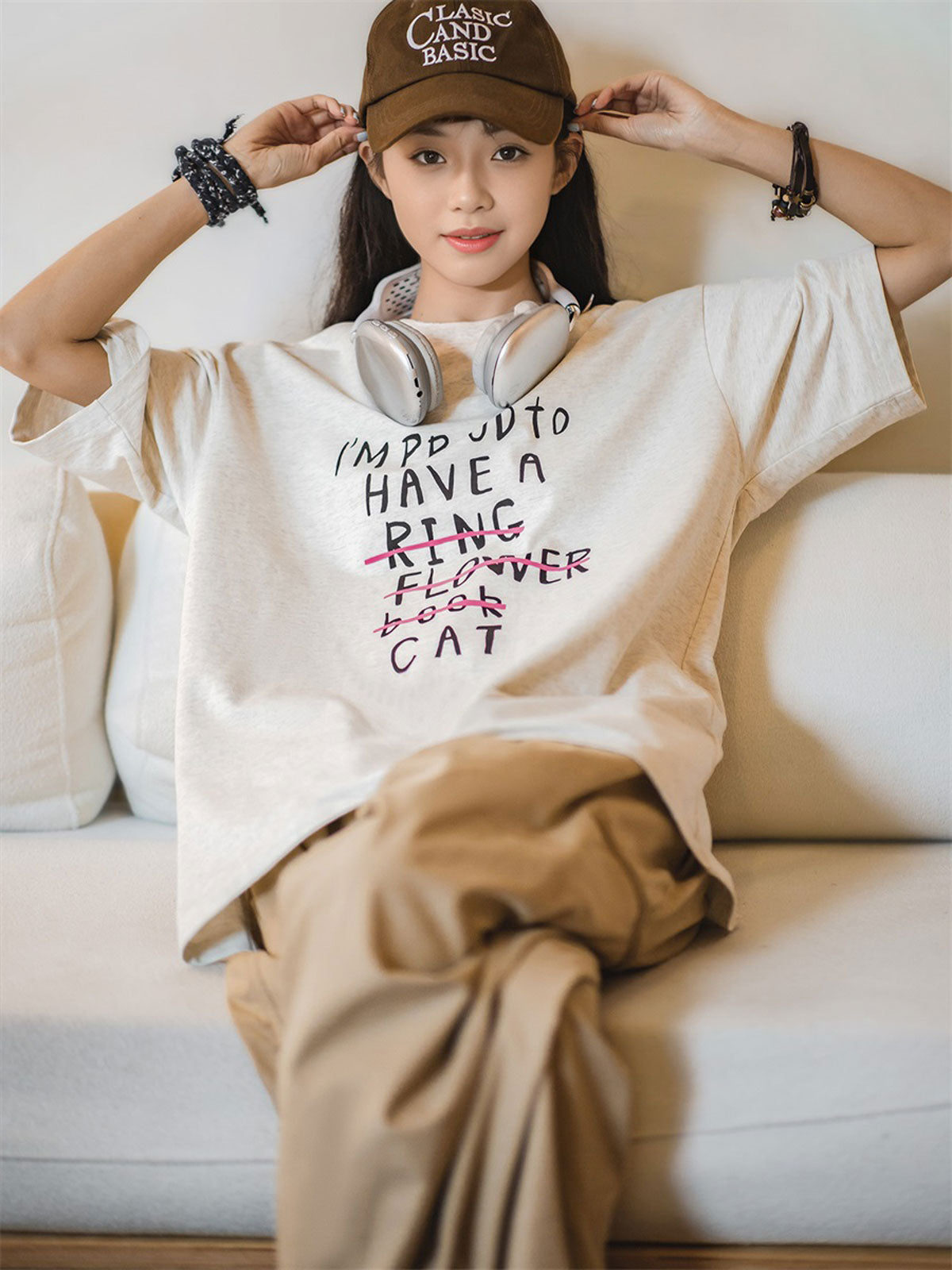 モデルがPESSOA CLUBのレタープリントTシャツを着用し、カジュアルなスタイルを披露