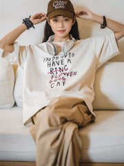 モデルがPESSOA CLUBのレタープリントTシャツを着用し、カジュアルなスタイルを披露