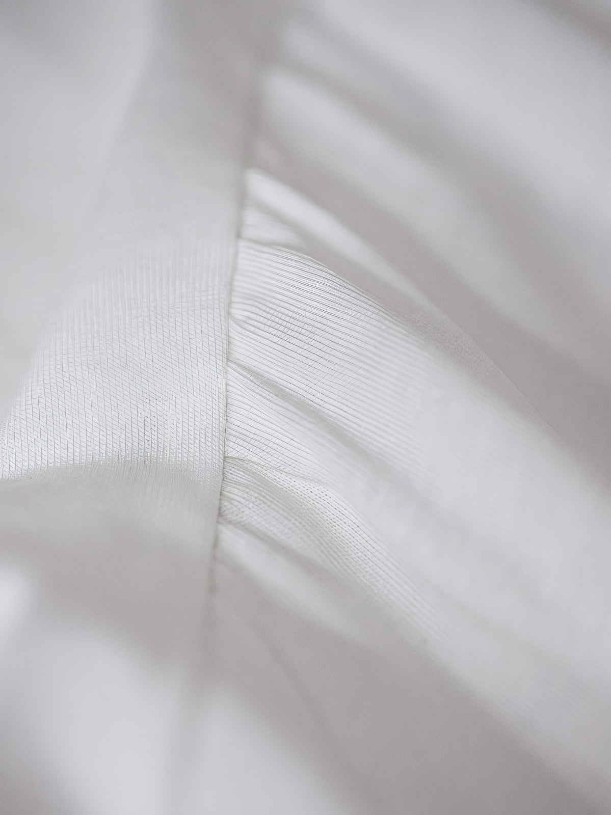 詳細画像: Tシャツのフレンチプリーツラウンドネックとサイドスリットのディテール画像