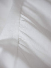 詳細画像: Tシャツのフレンチプリーツラウンドネックとサイドスリットのディテール画像