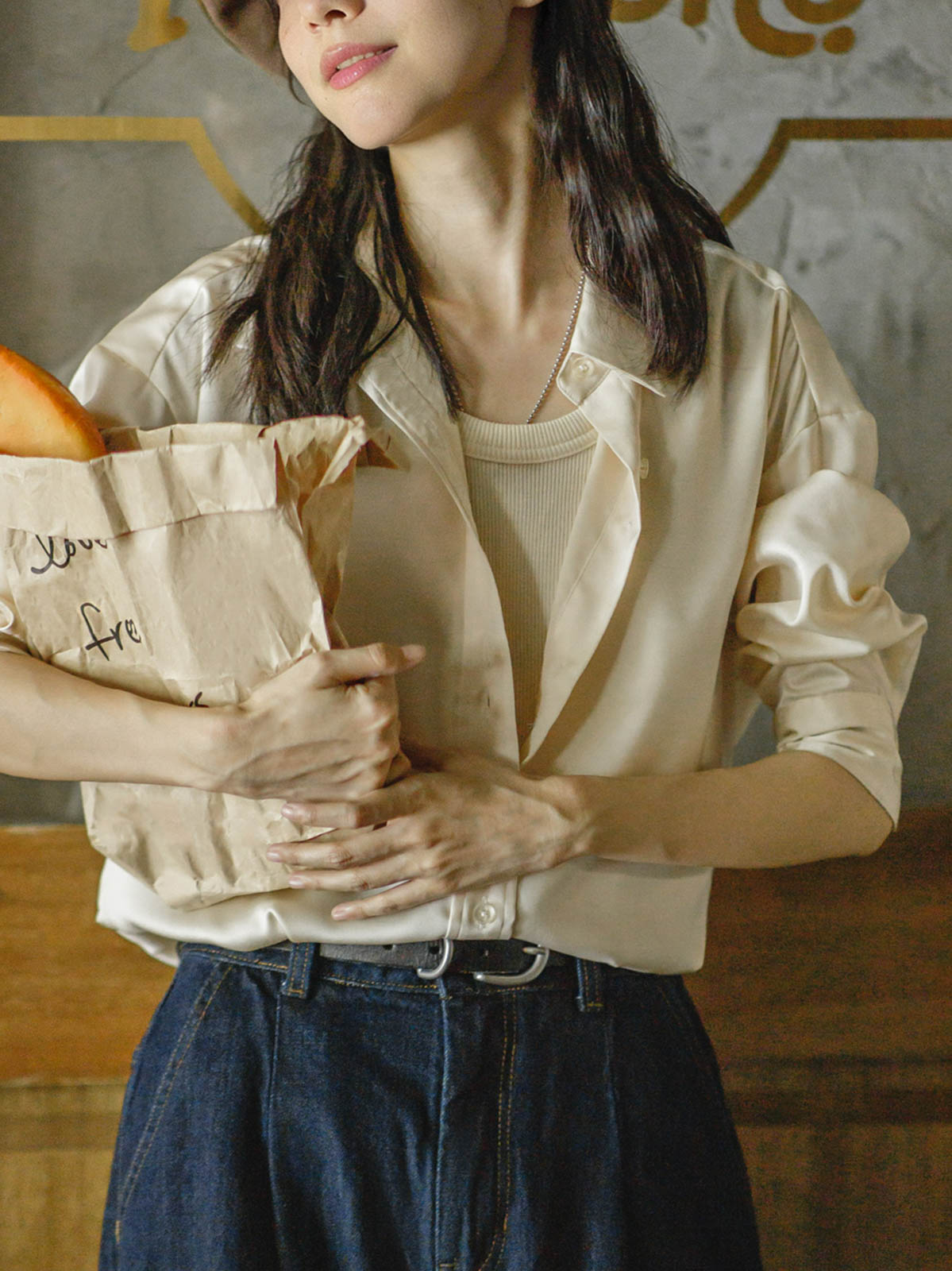 モデル画像: モデルがフレンチカジュアルドレープカラーシャツを着用した姿