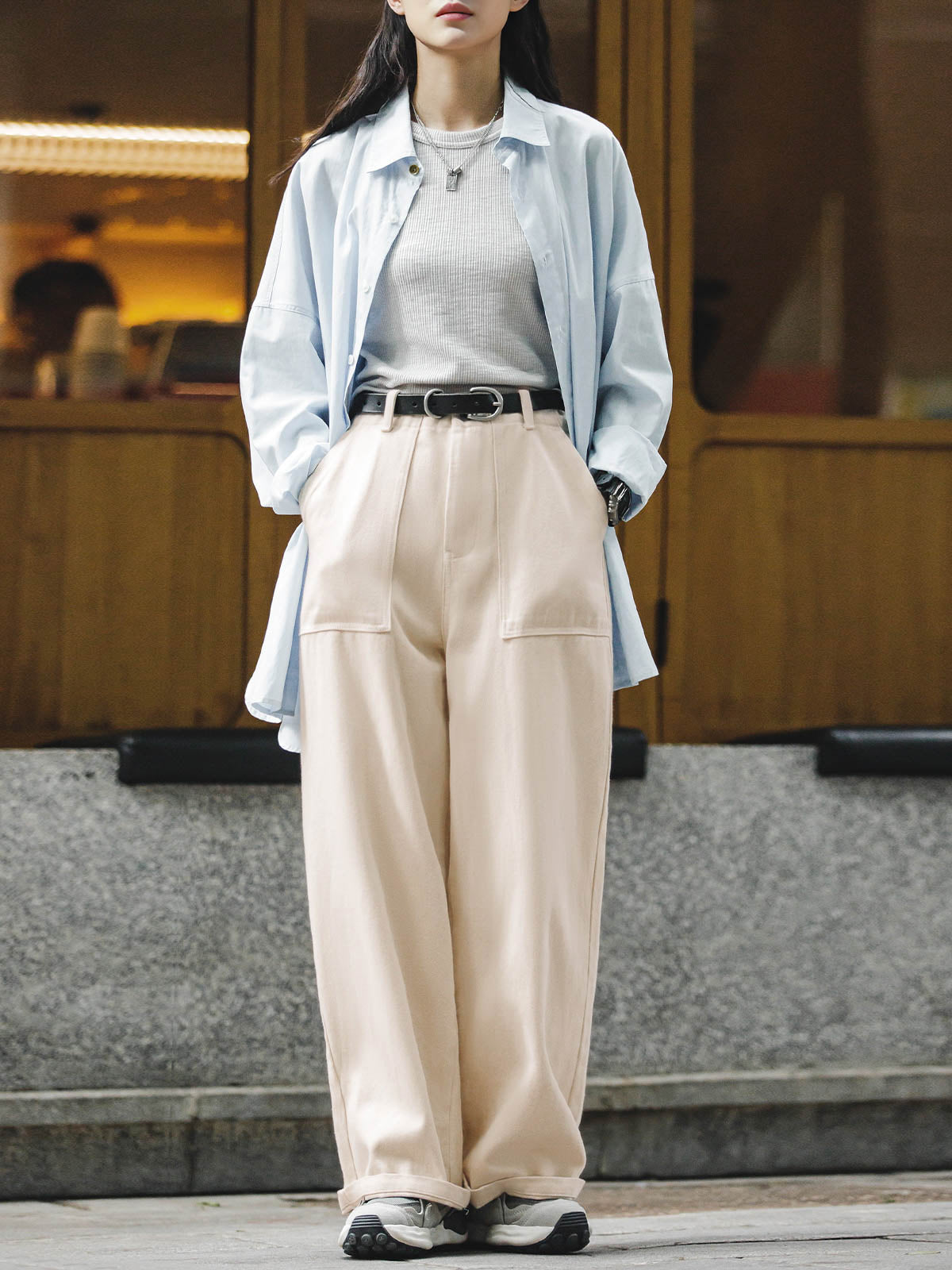 モデルがオフホワイトのナチュラルコットン ワイドパンツを着用し、リラックススタイルを披露