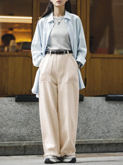 モデルがオフホワイトのナチュラルコットン ワイドパンツを着用し、リラックススタイルを披露