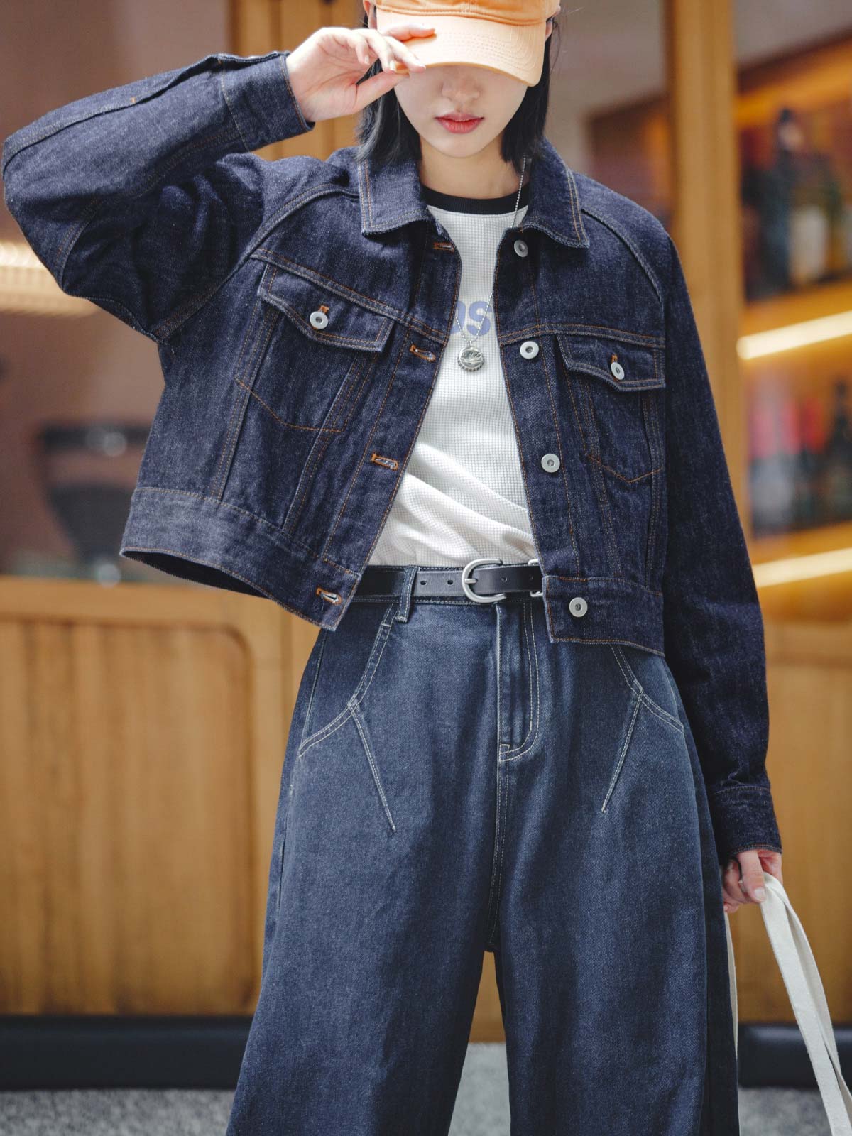 詳細画像:デニムジャケットの大きなポケットと工字ボタンのディテール