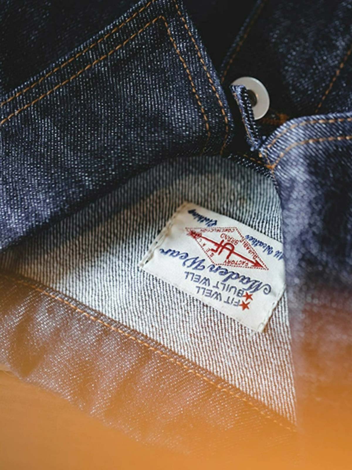 詳細画像:デニムジャケットの大きなポケットと工字ボタンのディテール