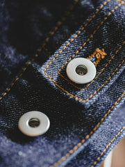 詳細画像:デニムジャケットの大きなポケットと工字ボタンのディテール