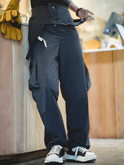 モデル画像:モデルが機能性防水ワークオーバーオールを着用している様子