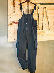 モデル画像:モデルが機能性防水ワークオーバーオールを着用している様子