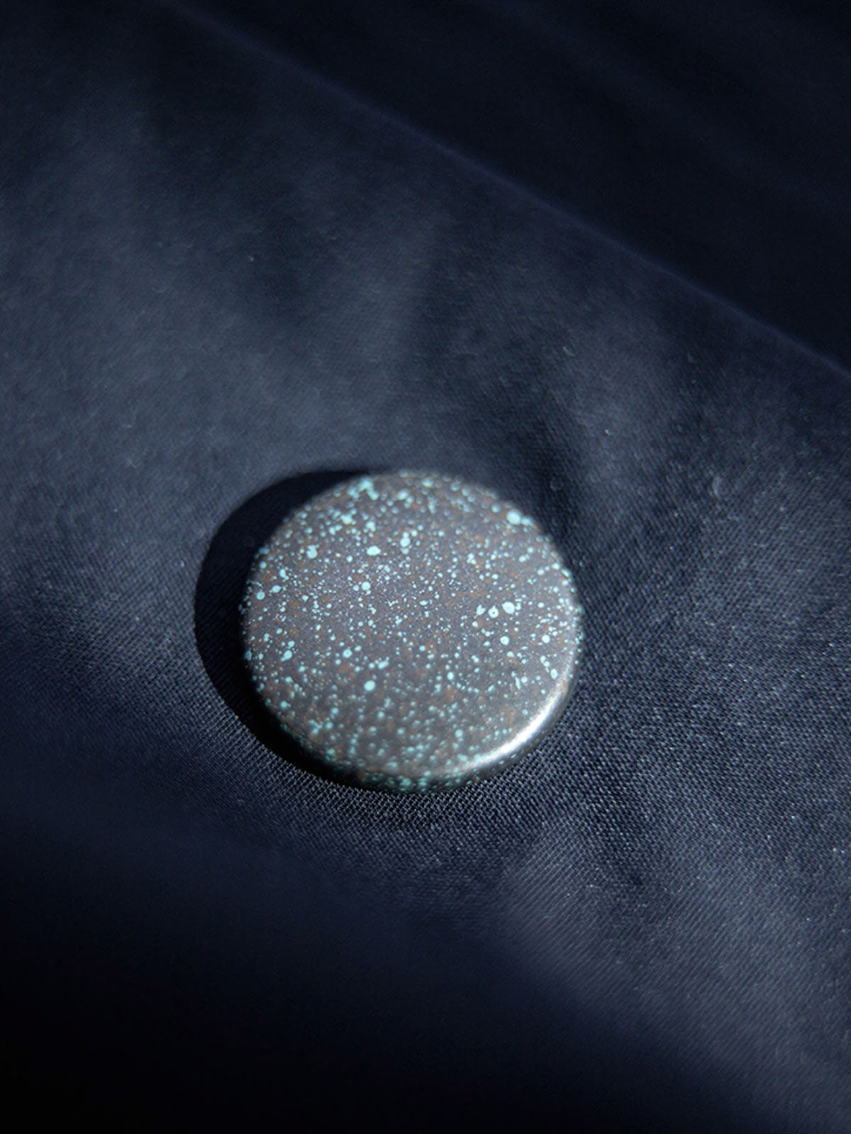 詳細画像:防水素材とポケットのディテール